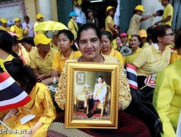 「在泰国旅游遇见皇室怎么办呢」中国游客去泰国遇到国王怎么办✅
